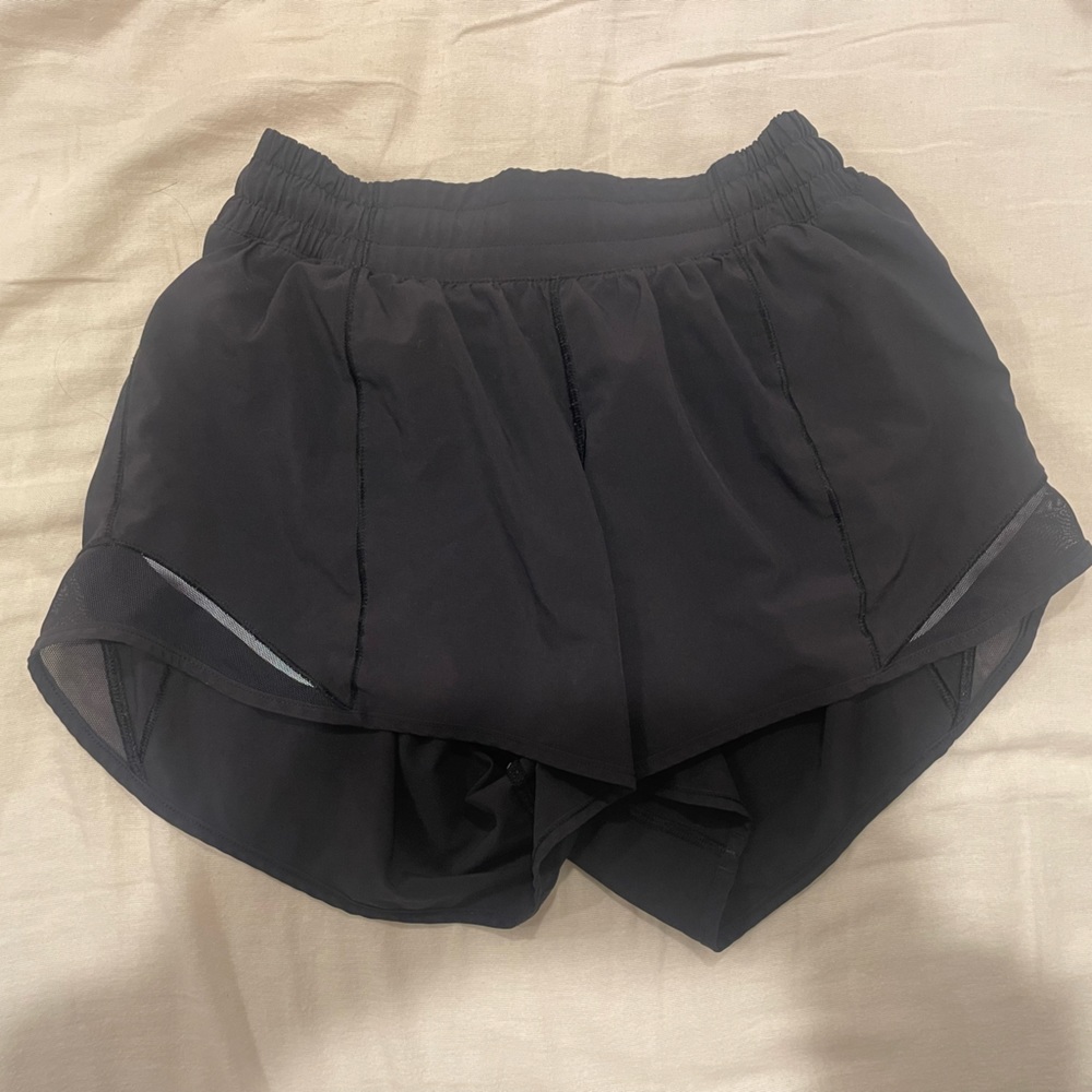 Black Lululemon Hotty hot 4” shorts